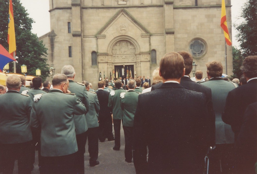 Zapfenstreich vor der kath. Kirche